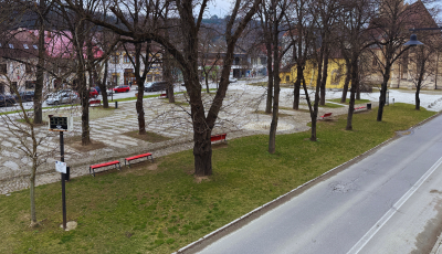 Čistenie cesty a parkovísk na námestí (1. - 2.4.2025)